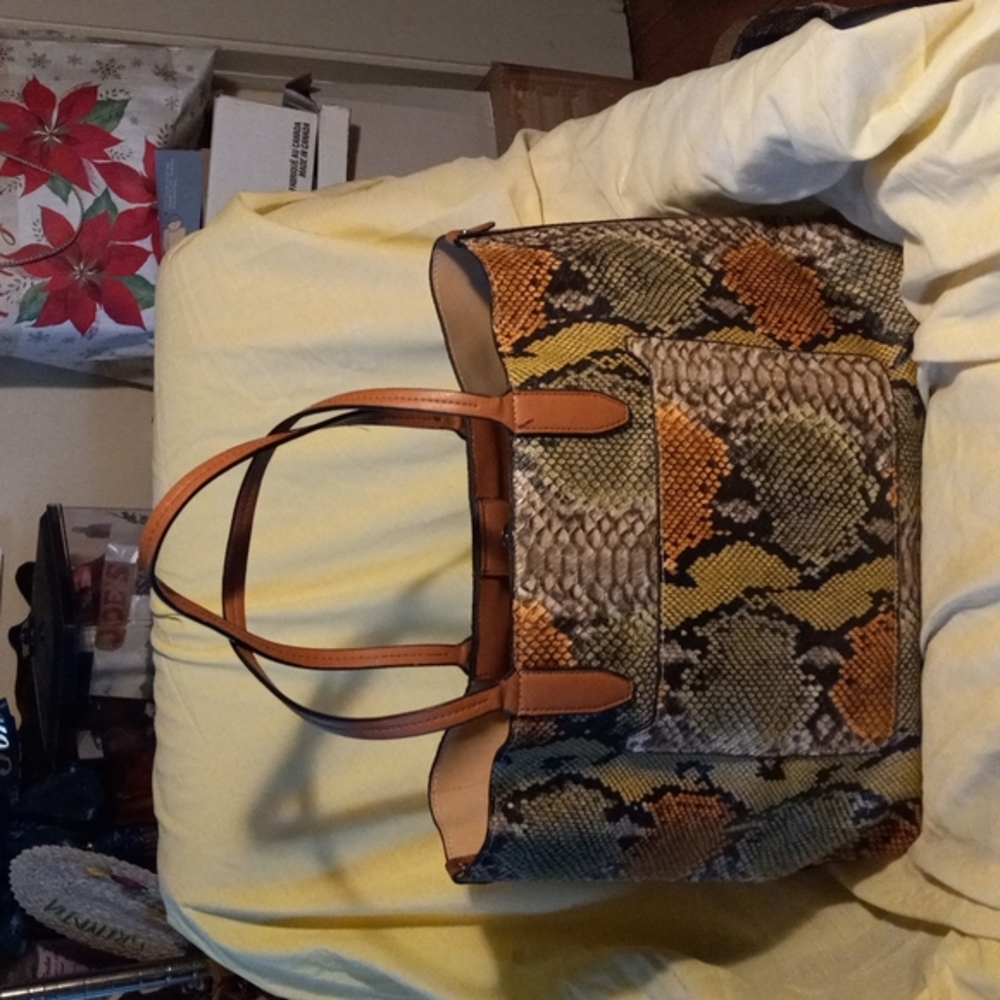 Ladies Handbags and clutch purses crossover bags in large bags tote bags.